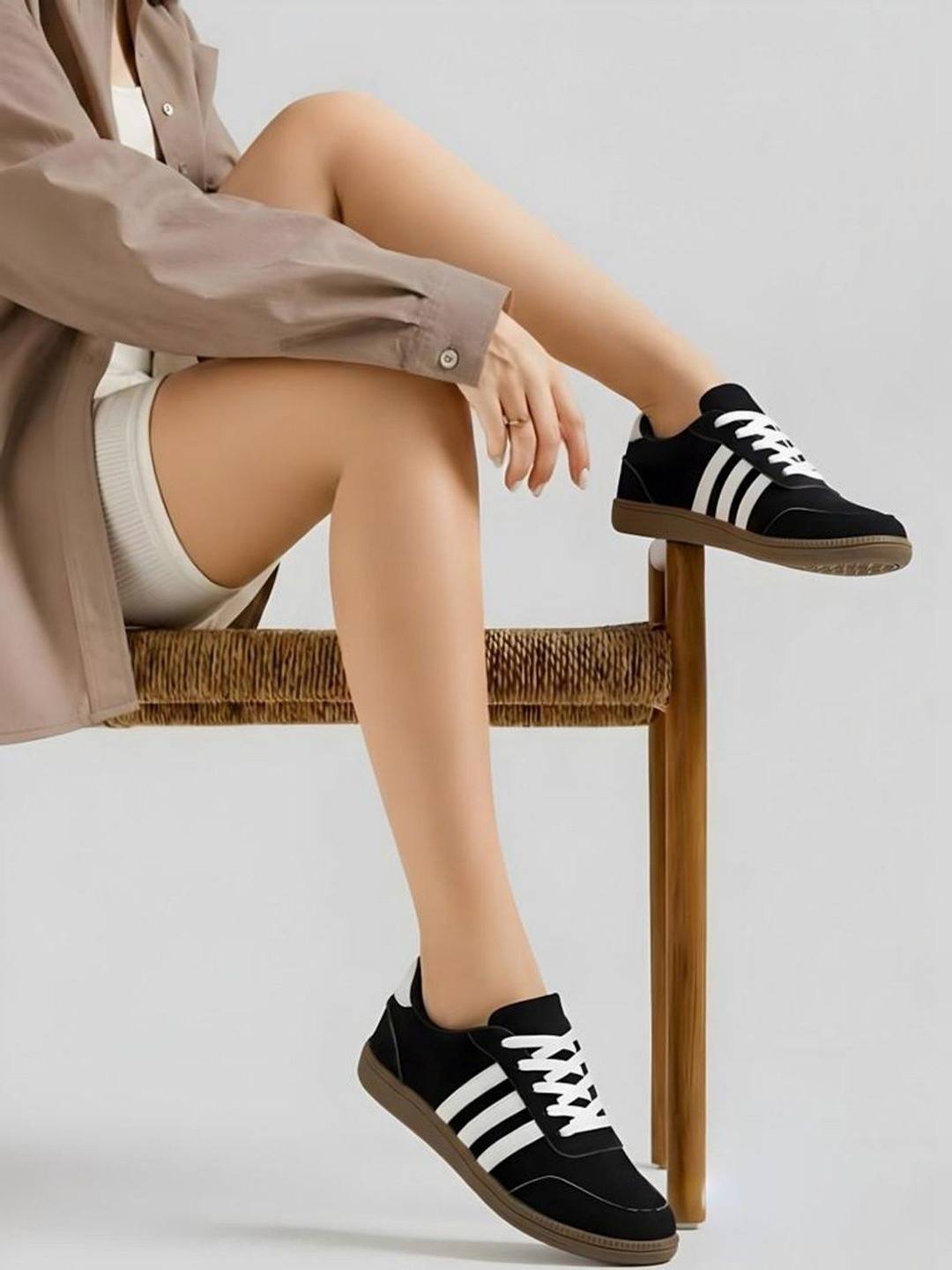 STRASSE PARIS Women Colourblocked Velvet Sneakers
