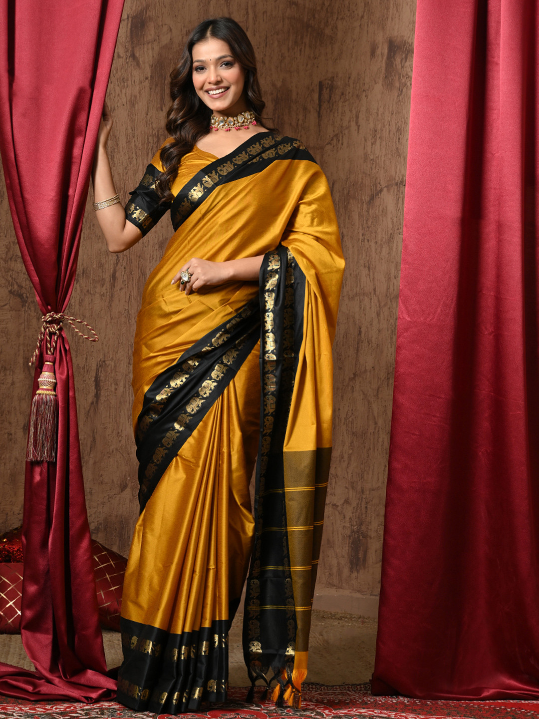 UMANTA Women Gold Silk Cotton Gadwal Sarees