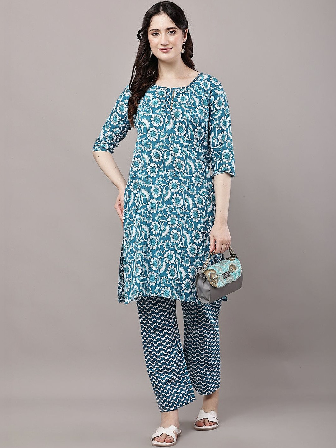 Hrikshika Fashion Women Floral Printed Regular Pure Cotton Kurta with Trousers