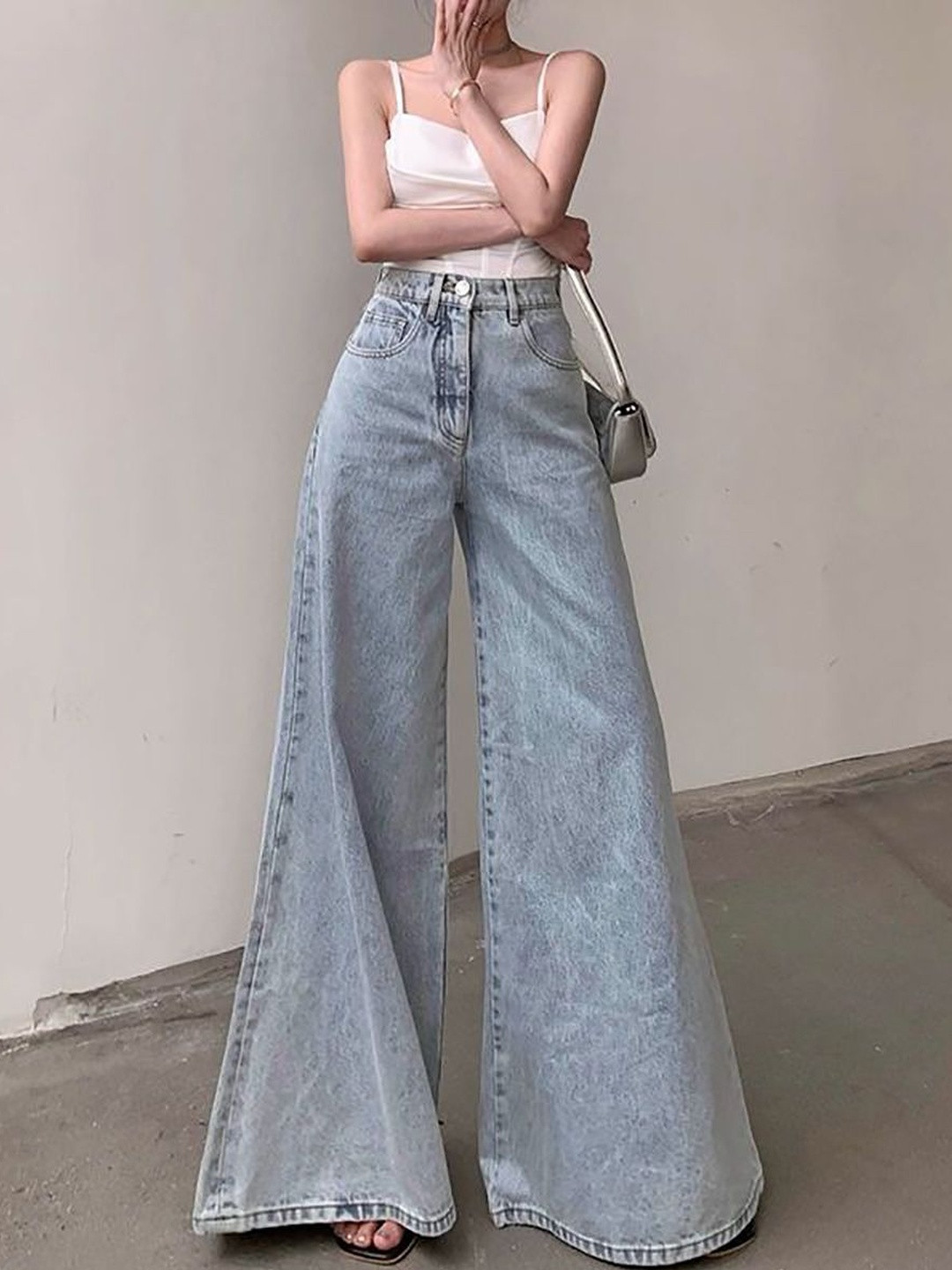 Suo Women Wide Leg Mid-Rise Light Fade Jeans
