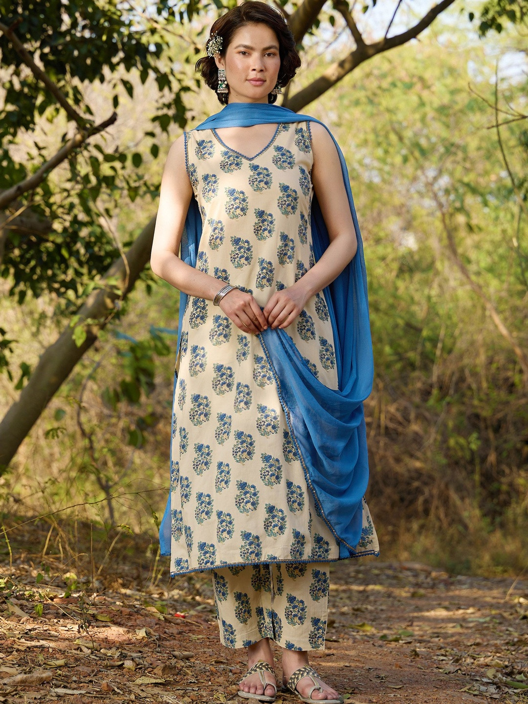 Khushal K Women Floral Printed Regular Pure Cotton Kurta with Trousers & With Dupatta
