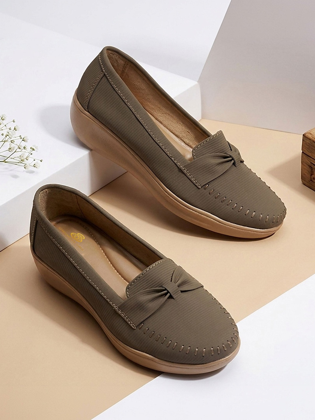 sneakers villa Women Textured Loafers