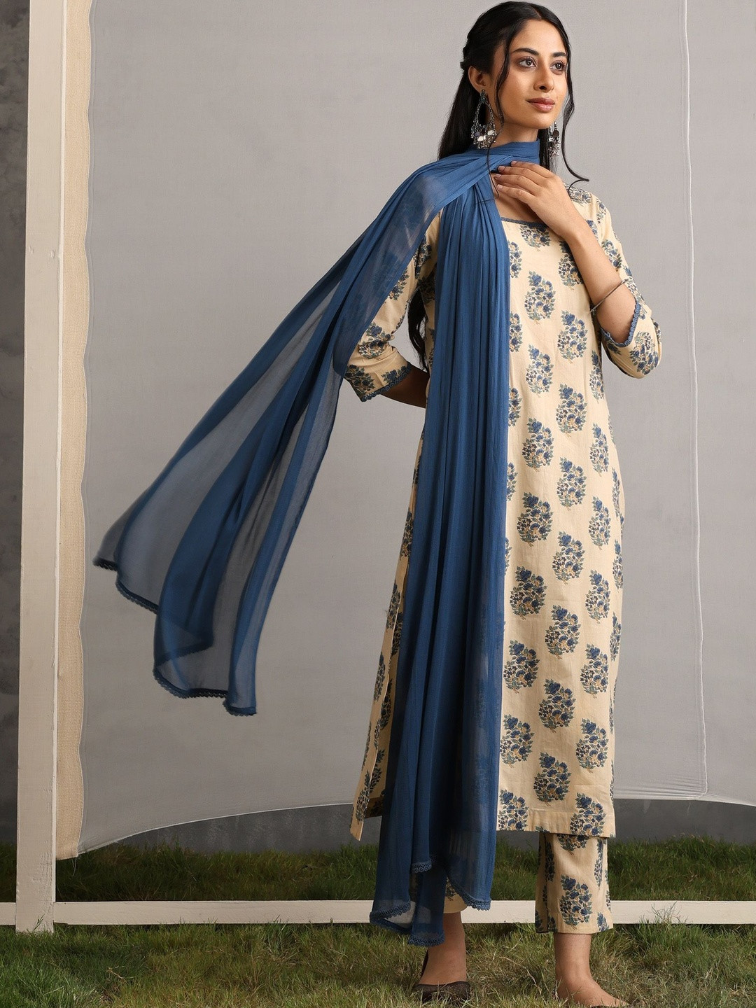 Khushal K Women Floral Printed Regular Pure Cotton Kurta with Trousers & With Dupatta