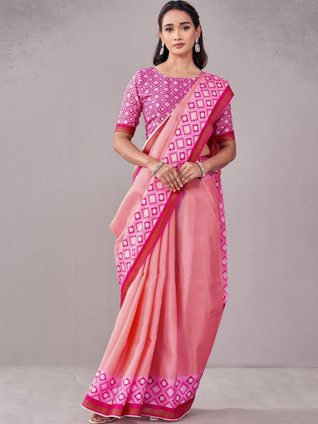 Satrani Geometric Printed Saree With Blouse Piece