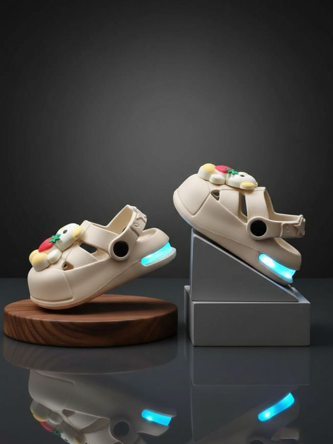 FEETWELL SHOES Unisex Kids Embellished Rubber Clogs