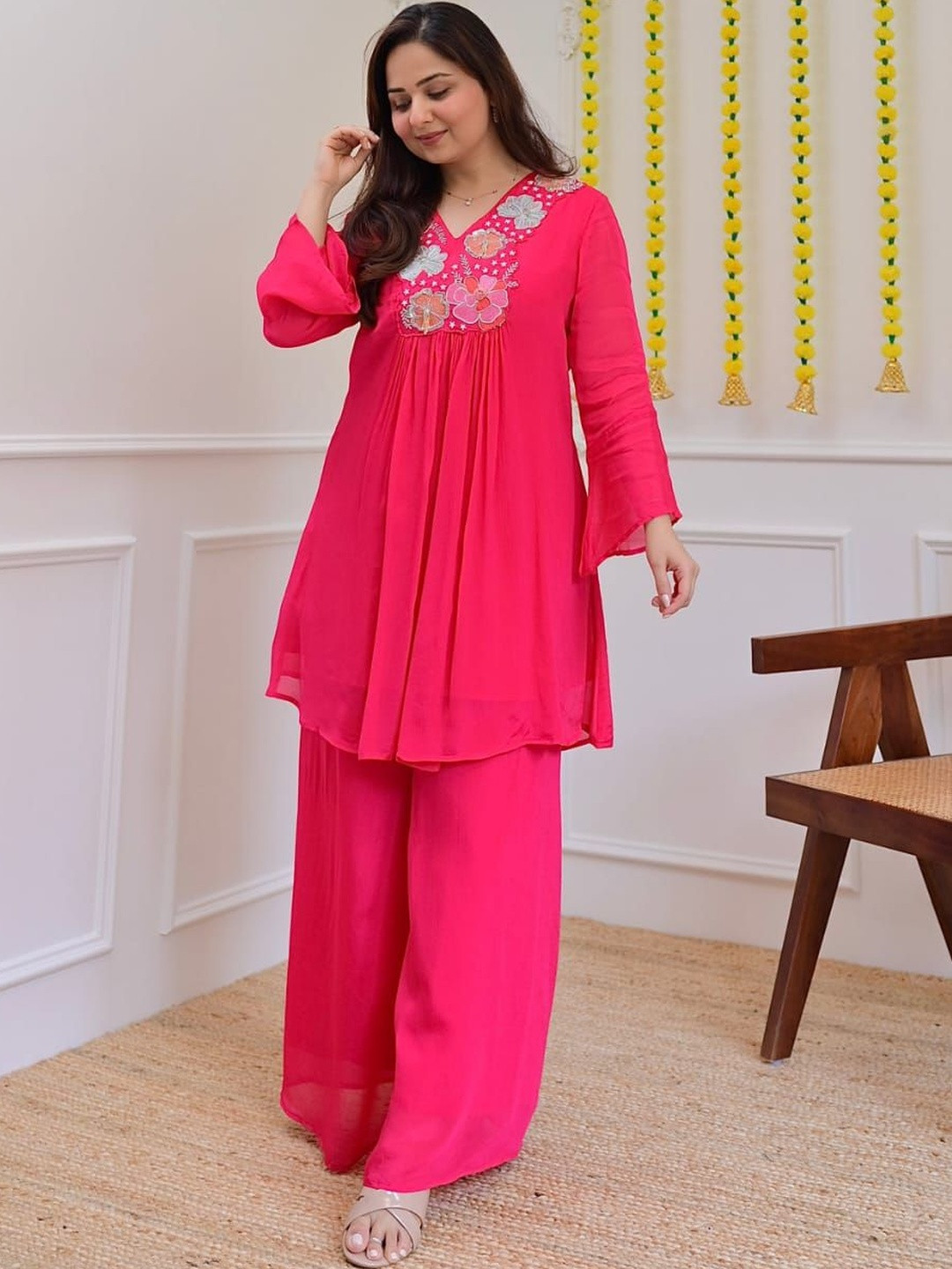 Vastranchal Women Floral Embroidered Regular Thread Work Kurti with Palazzos