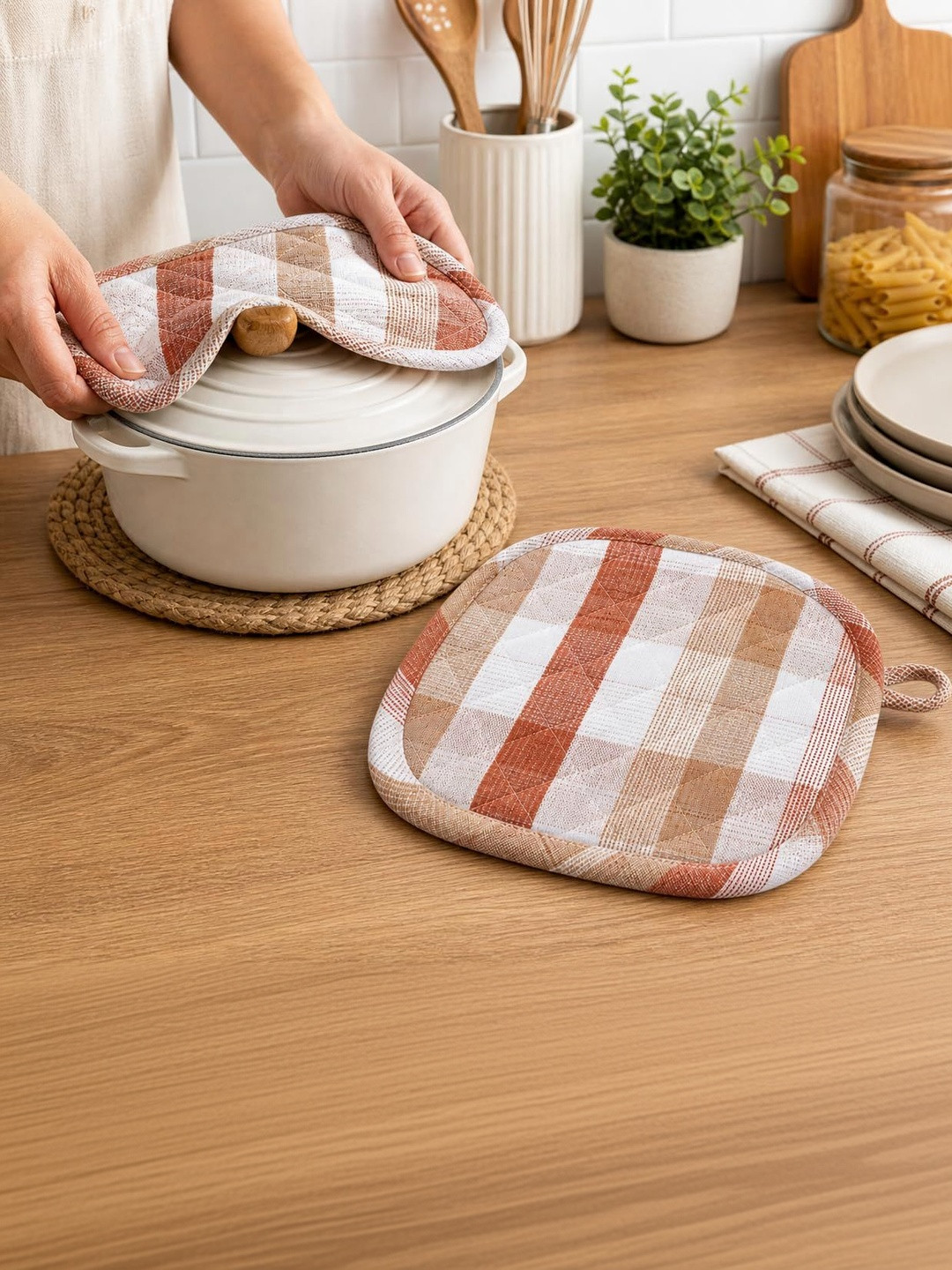 NESTERRA 2-Pcs Brown & White Checked Cotton Kitchen Gloves