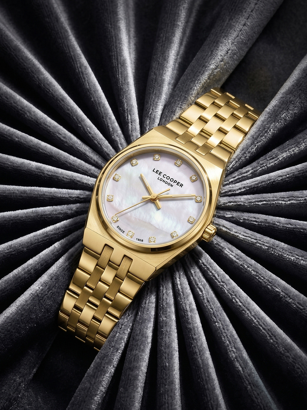 Lee Cooper Women Mother of Pearl Dial & Bracelet Style Straps Analogue Watch LC08204.120 Rs. 2932 - Myntra