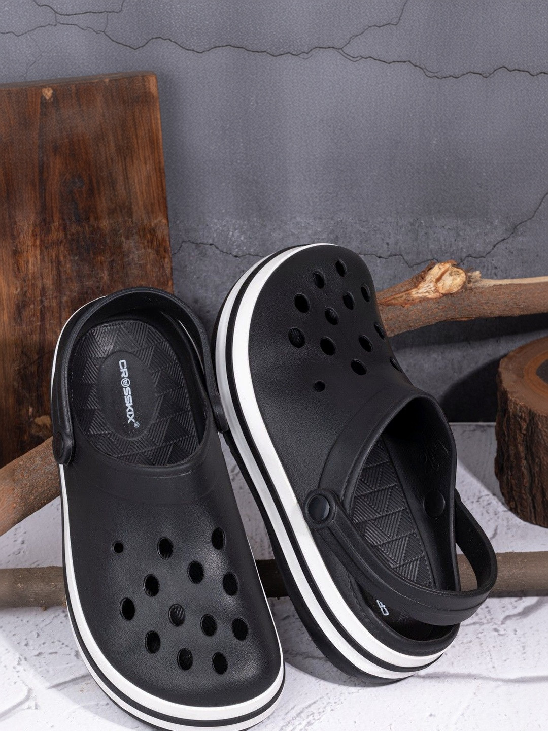 CROSSKIX Men Clogs Sandals