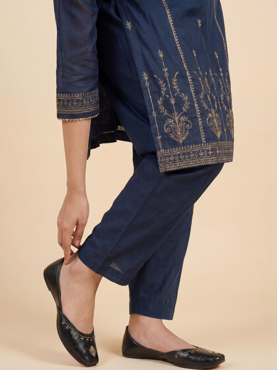 Fulkari Women Ethnic Woven Design Mojaris