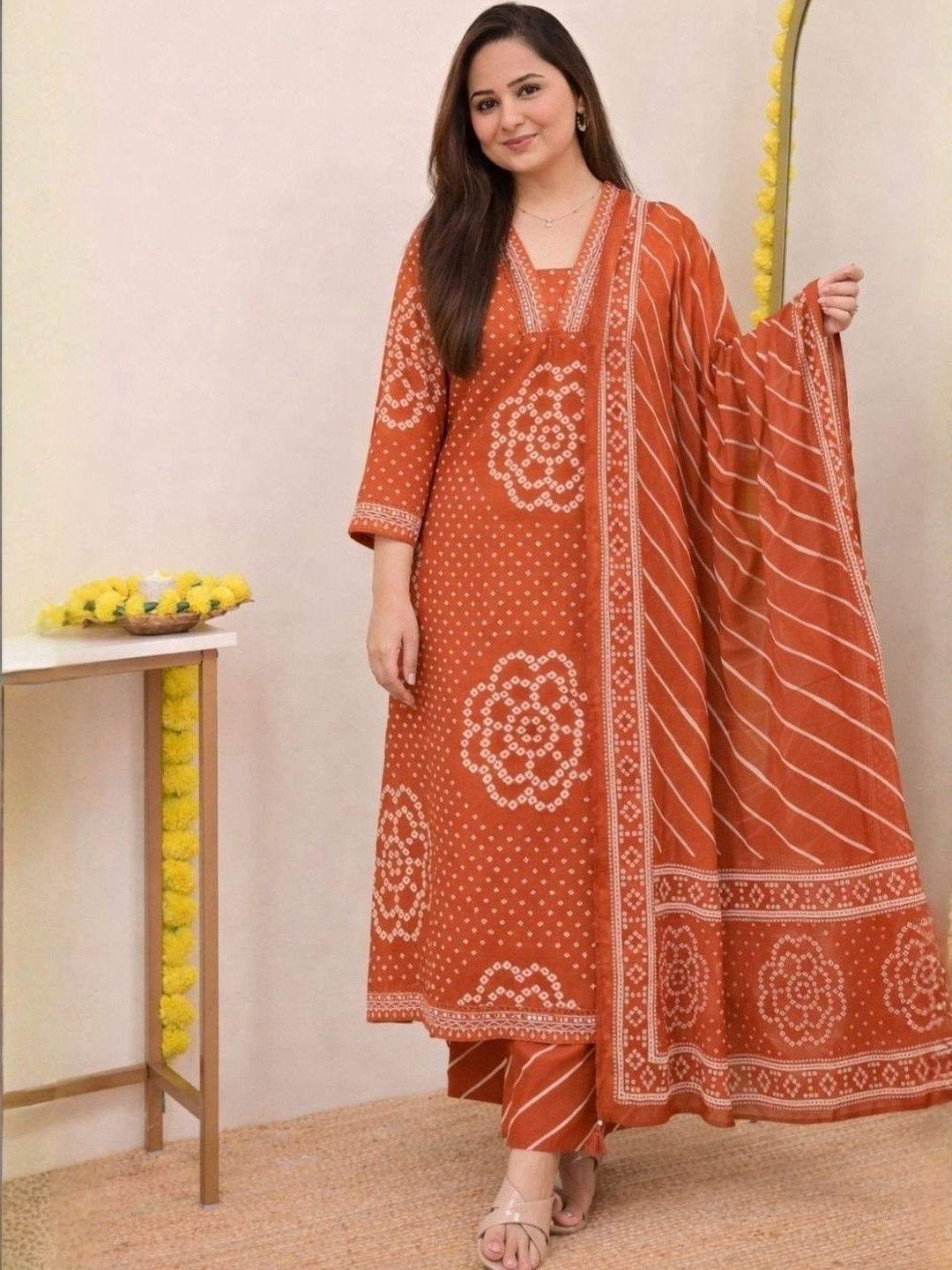 Vnyashri Women Bandhani Printed Regular Kurta with Trousers & With Dupatta