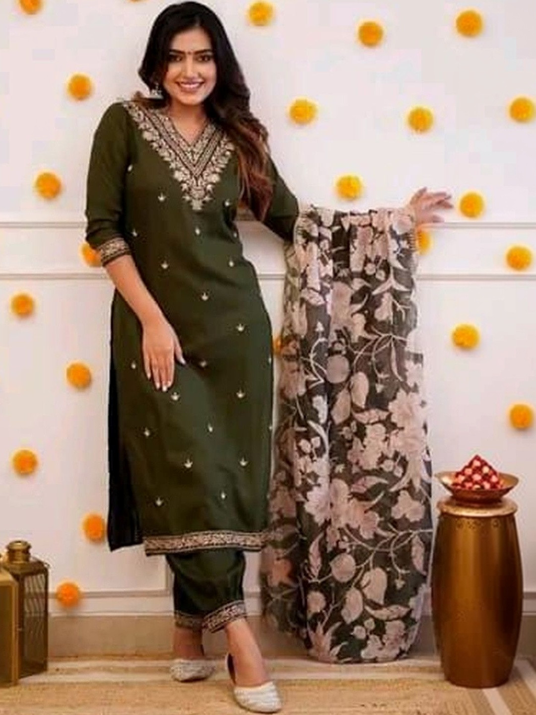 KAIRA TRADING Women Floral Embroidered Regular Kurta with Patiala & With Dupatta