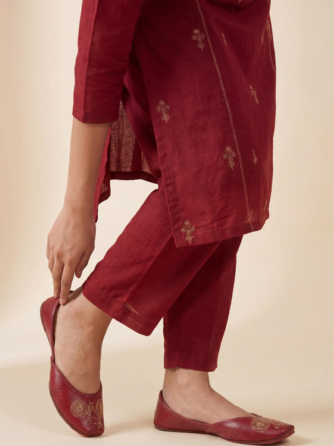 Fulkari Embellished Round Toe Leather Mojaris