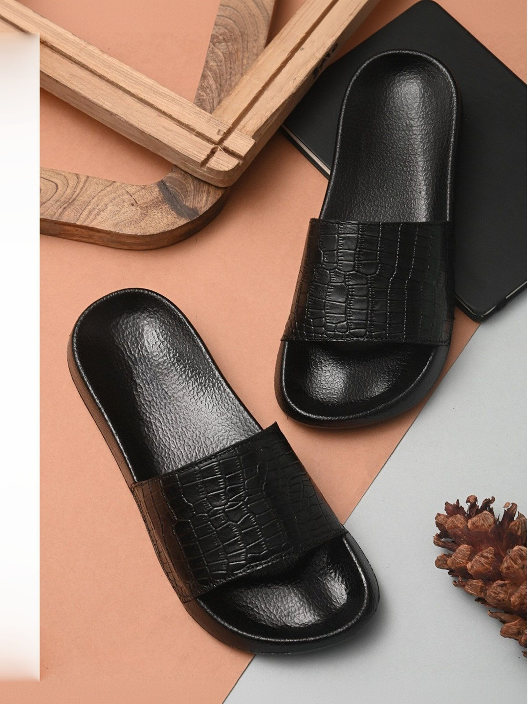 glitchez Men Textured Flip Flops