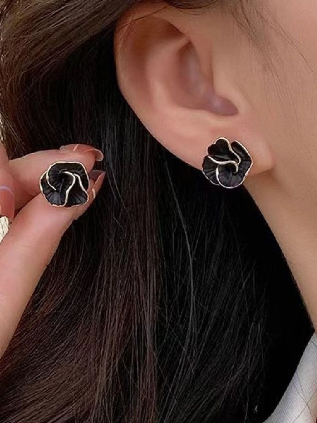 ISHKAARA Gold-Plated Floral Shaped Studs Earrings