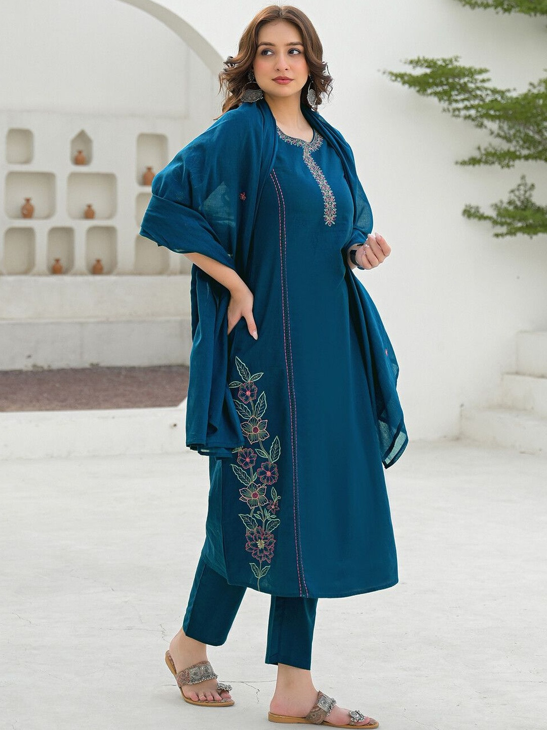 SKYLEE Women Ethnic Motifs Embroidered Regular Thread Work Kurta with Trousers & With Dupatta