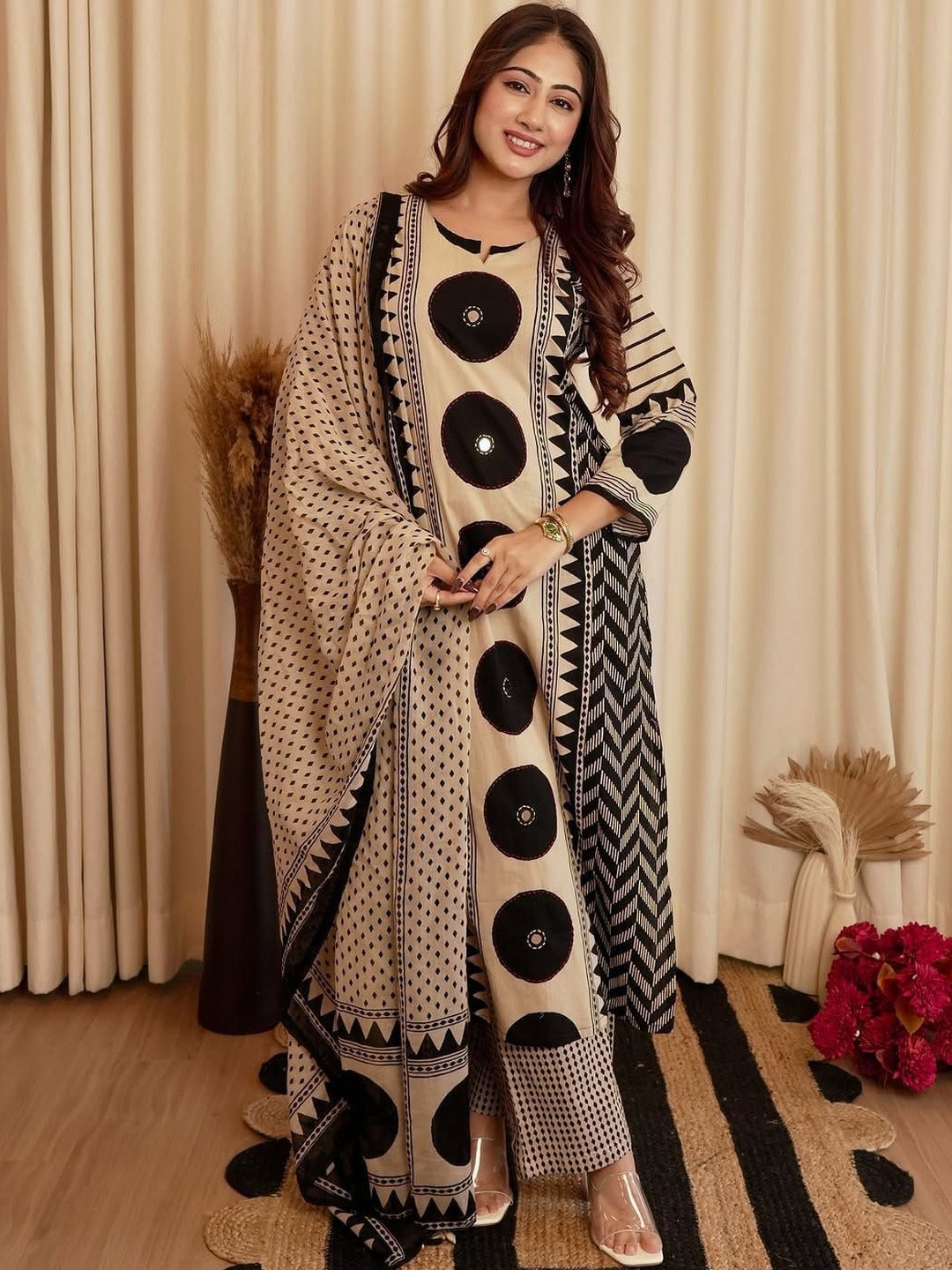 Vastranchal Women Printed Regular Mirror Work Kurta with Trousers & With Dupatta