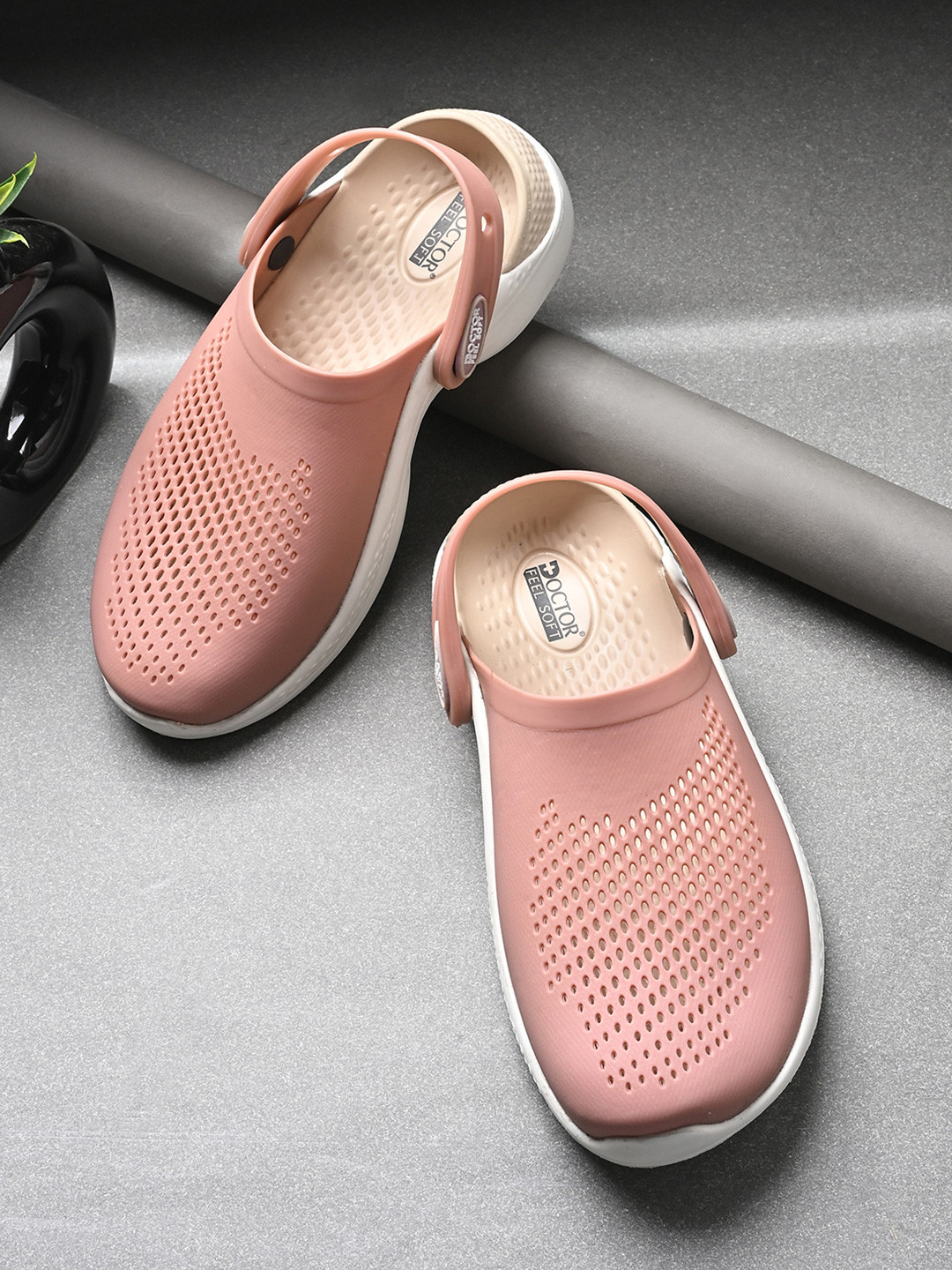 DOCTOR FEEL SOFT Women Clogs
