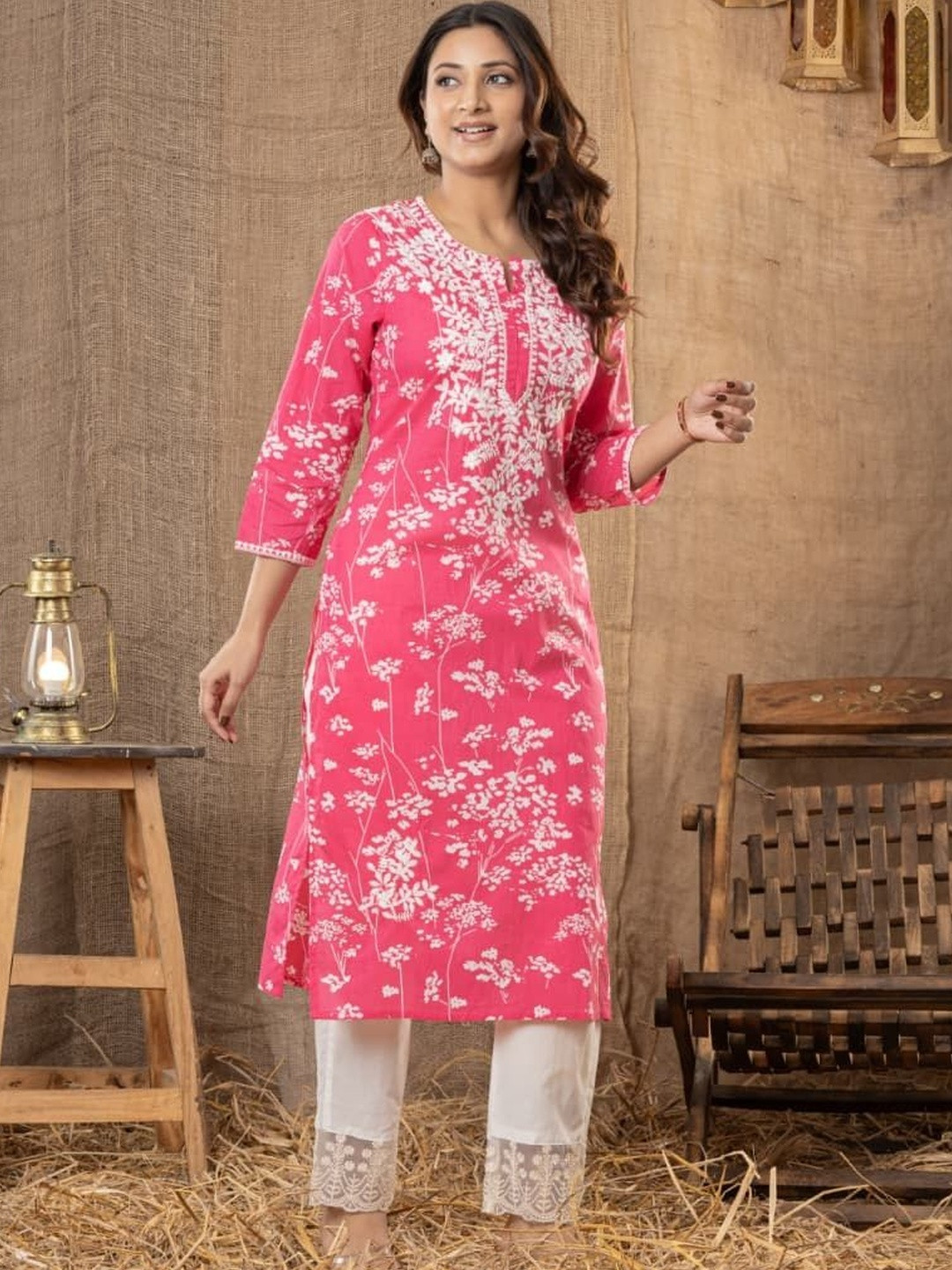 Kapda kissa Women Floral Embroidered Regular Chikankari Pure Cotton Kurta with Trousers