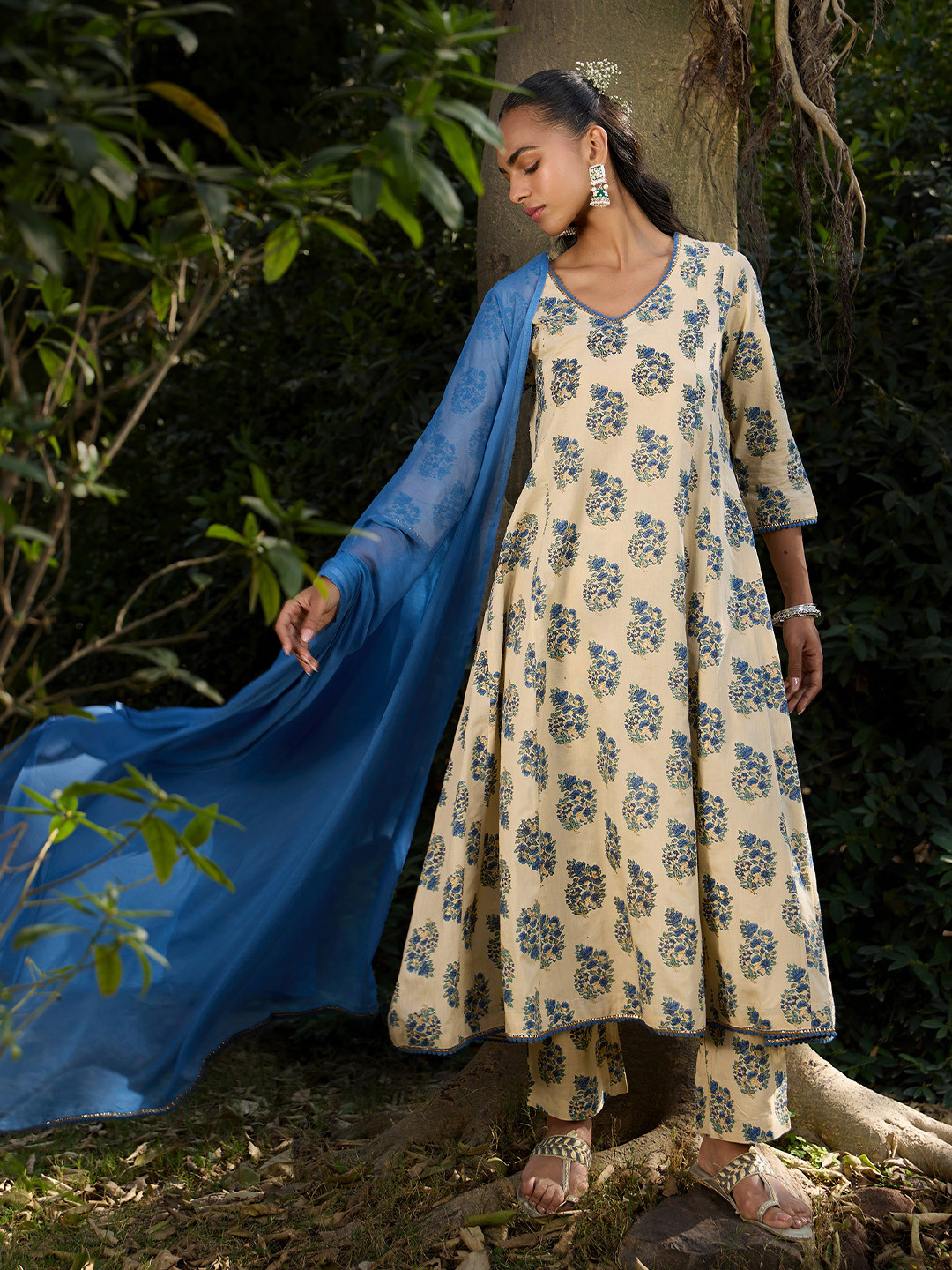 Khushal K Women Floral Printed Regular Pure Cotton Kurta with Trousers & With Dupatta