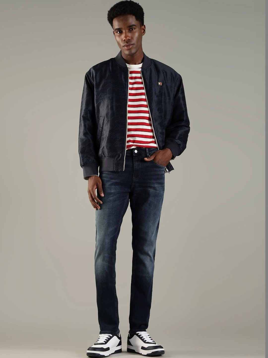 Tommy Hilfiger Men Relaxed Fit Mid-Rise Light Fade Jeans