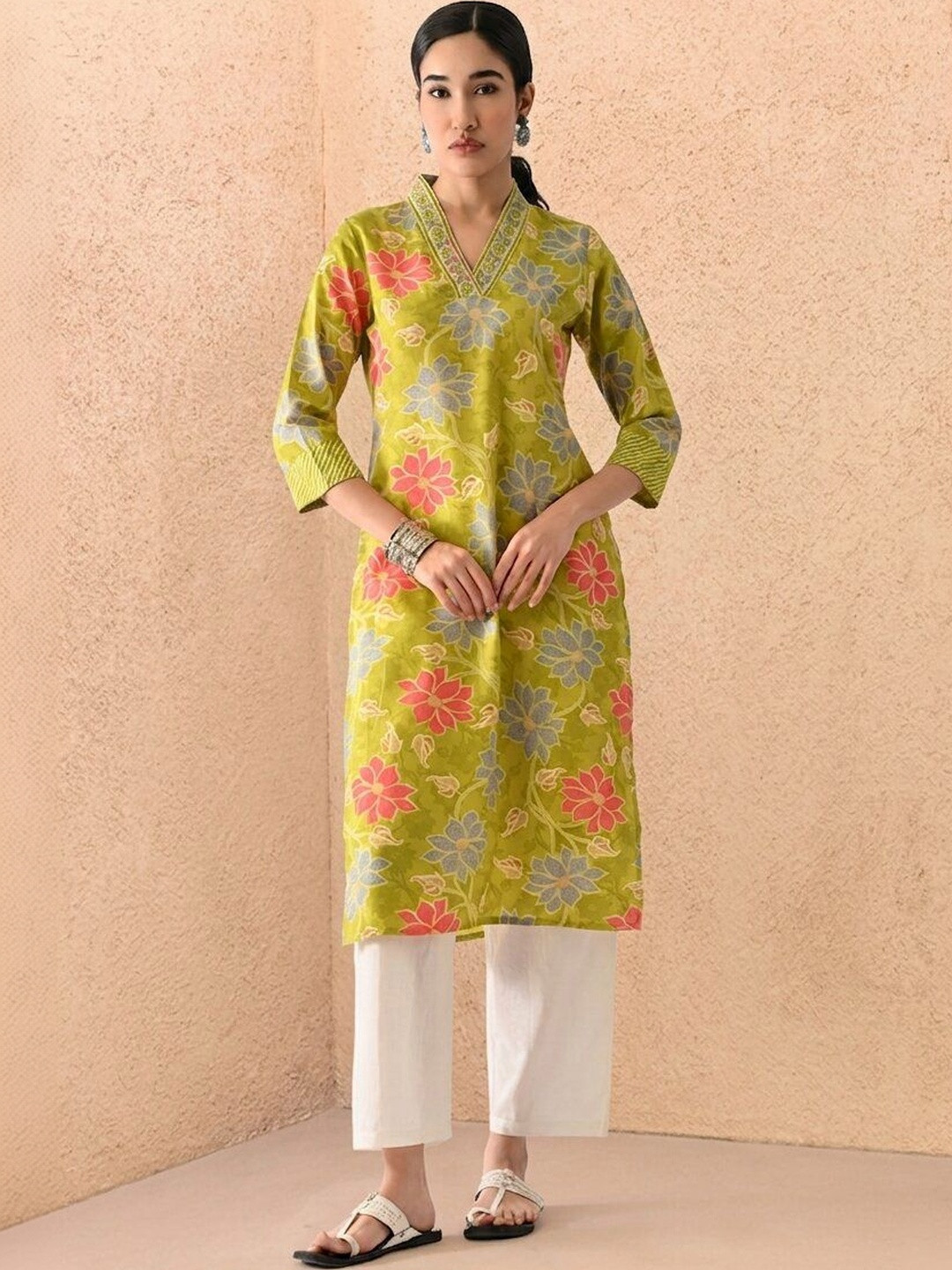 Sabhyata Women Floral Printed Thread Work Indie Florals Kurta