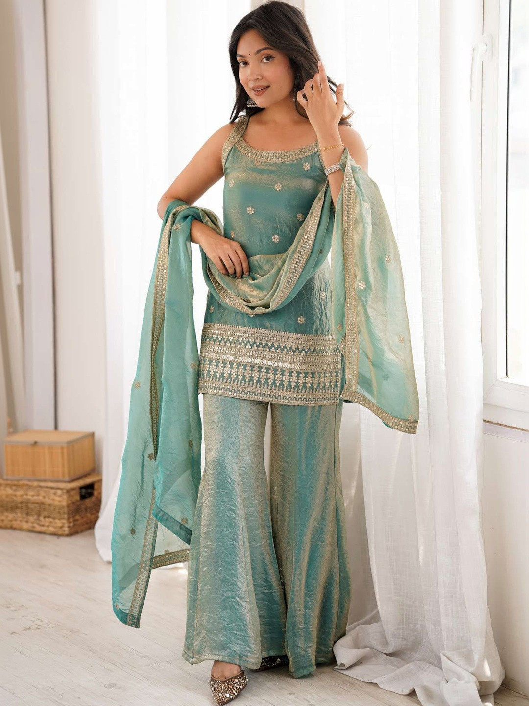 LEGENDBRITY Women Ethnic Motifs Embroidered Regular Kurti with Sharara & With Dupatta