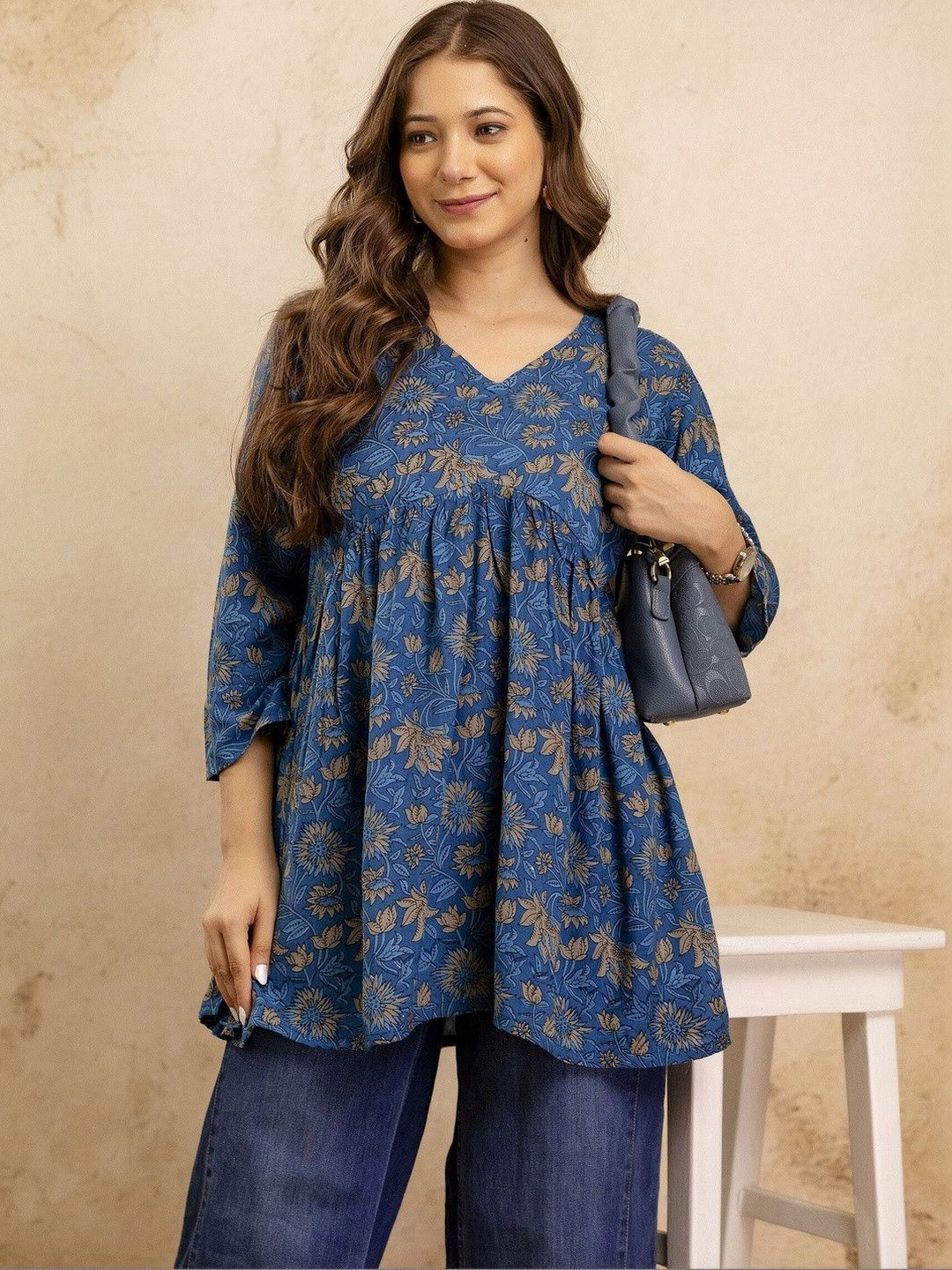 Zyla Women Floral Printed Thread Work Kurta