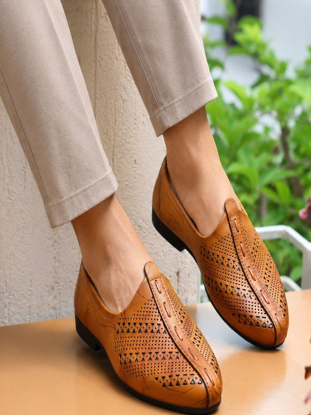 KRITARTH Men Brown Solid Mojari