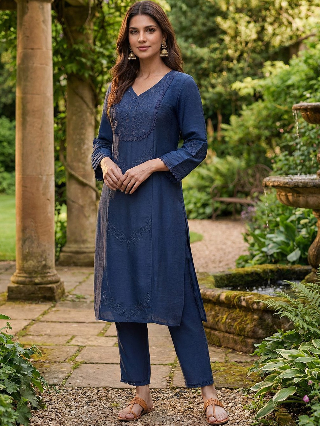 Lakshita Women Embroidered Regular Kurta Set