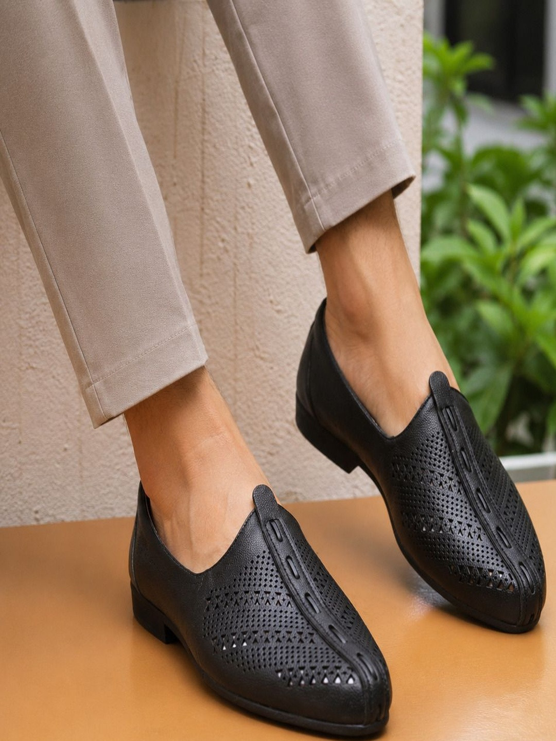 KRITARTH Men Textured Leather Mojaris