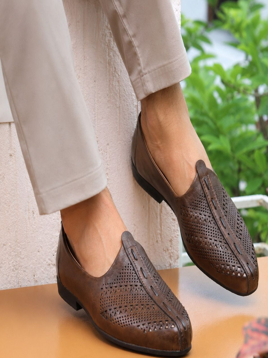 KRITARTH Men Textured Leather Mojaris