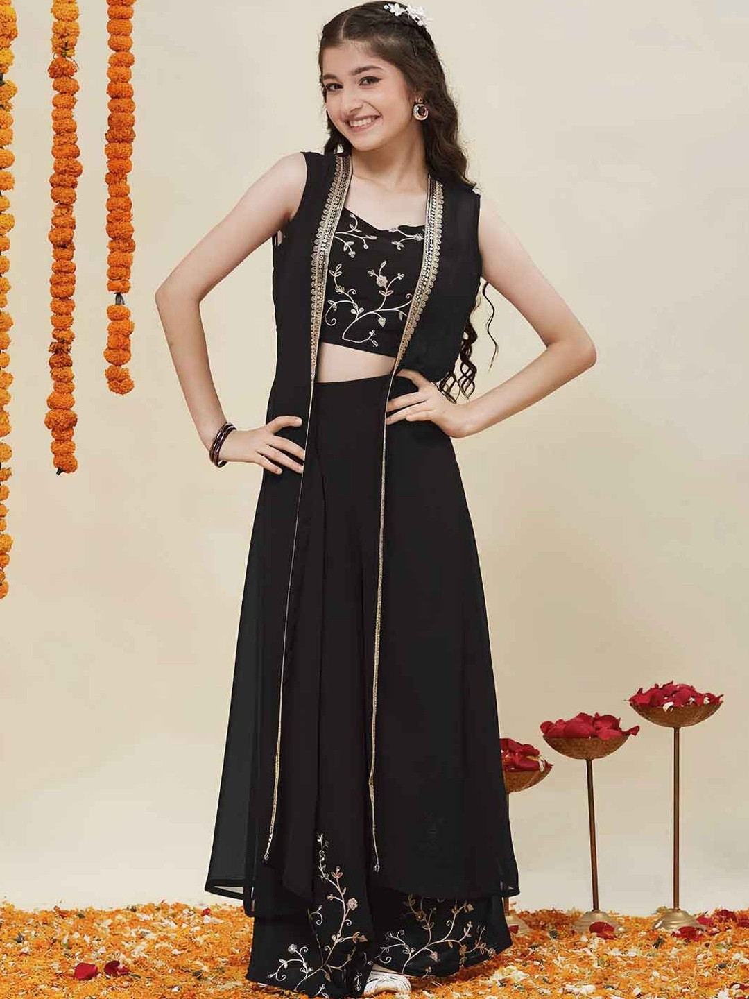 Vetrokart Girls Floral Embroidered Regular Thread Work Kurta with Palazzos