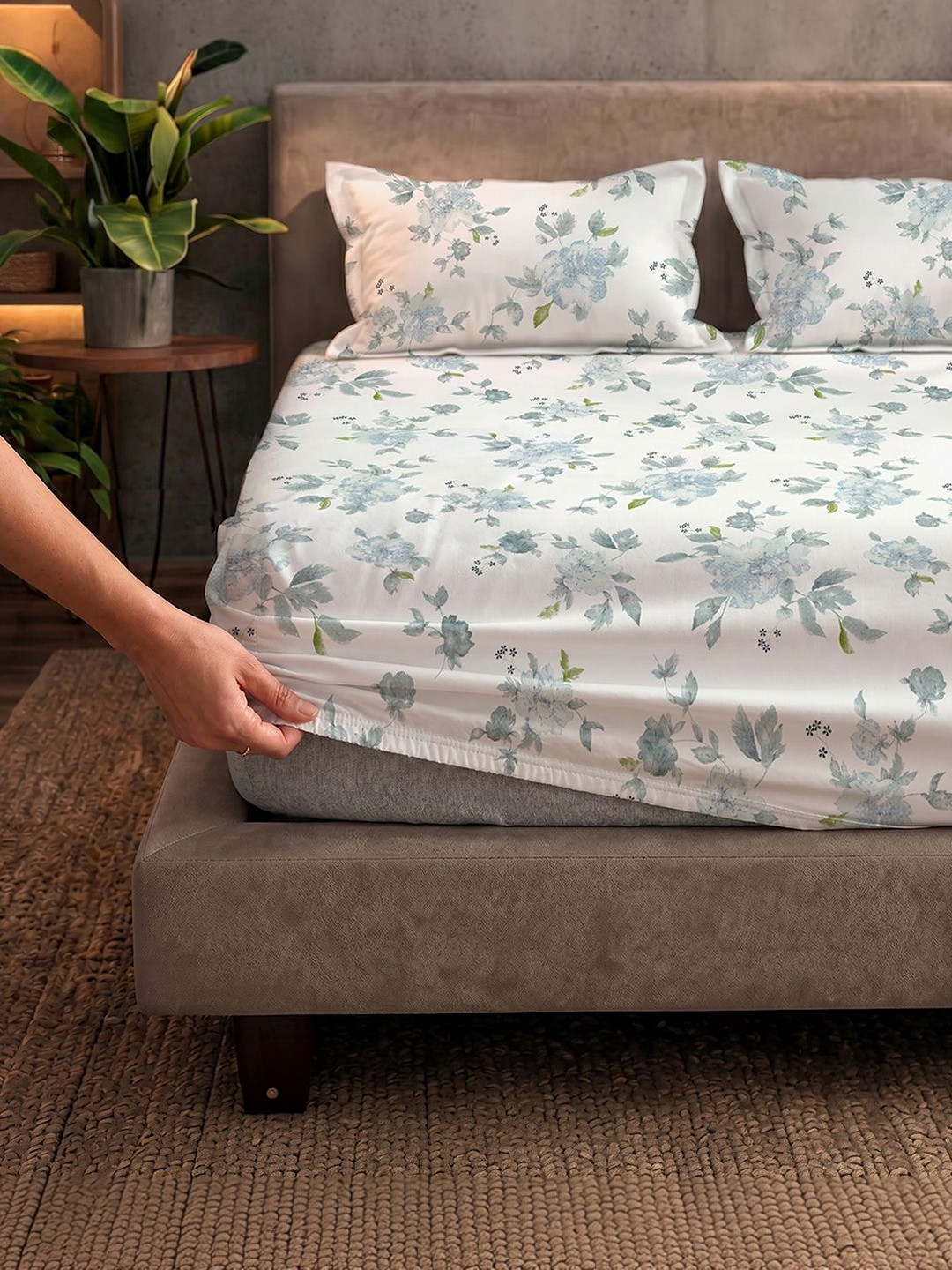 URBAN SPACE Blue & White Floral 200 TC King Bedsheet with 2 Pillow Covers