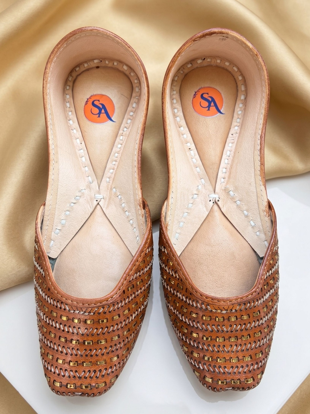 Saaj Ambarsari Women Embellished Ethnic Mojaris with Embroidered Flats