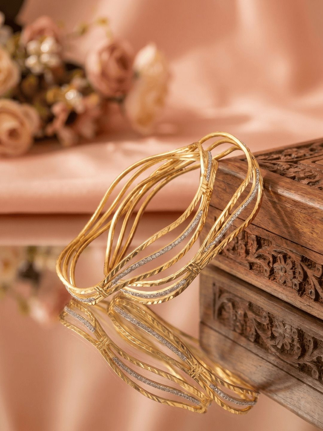 Jewar Mandi Set of 2 Gold Plated Silver Glitter Brass Bangle
