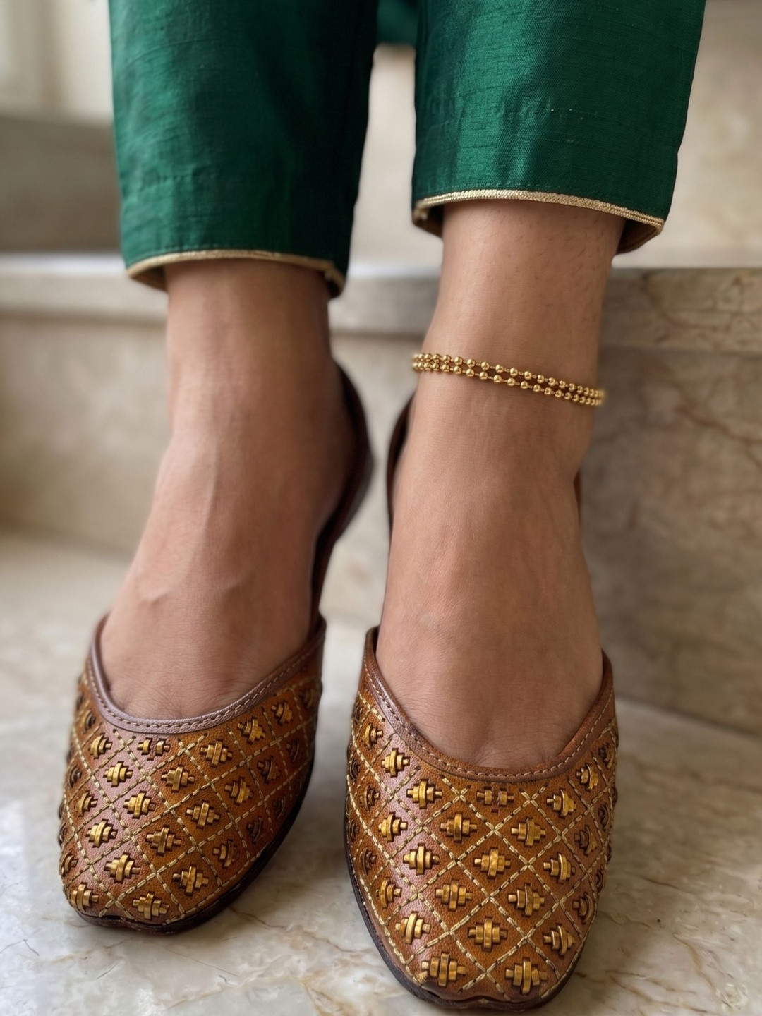 Saaj Ambarsari Women Embellished Ethnic Mojaris with Embroidered Flats