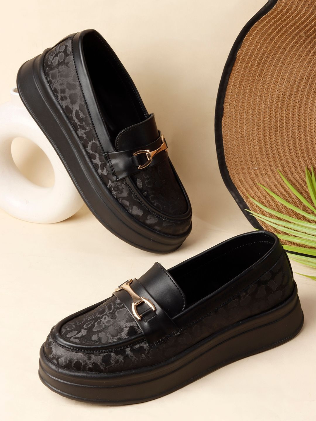 VENDOZ Women Textured Loafers