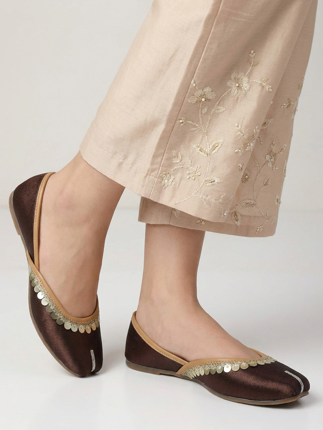 CATBIRD Women Embellished Ethnic Mojaris