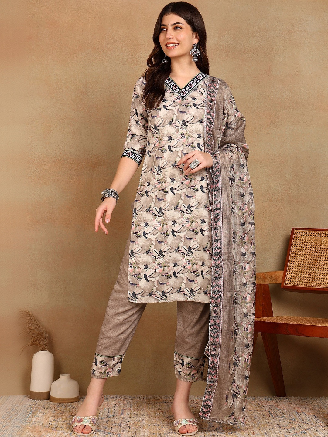 Milvia Women Floral Printed Regular Kurta with Trousers & With Dupatta