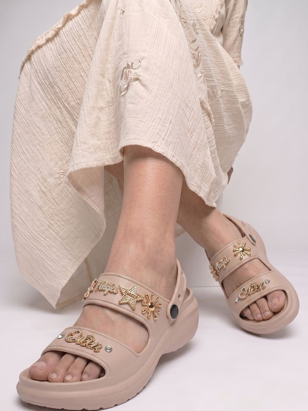 The Roadster Lifestyle Co. Women Embellished Croslite Clogs