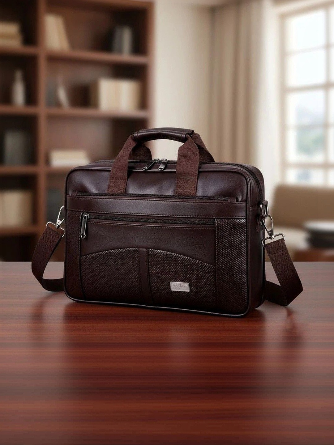 Raylan Men Textured Messenger Bag