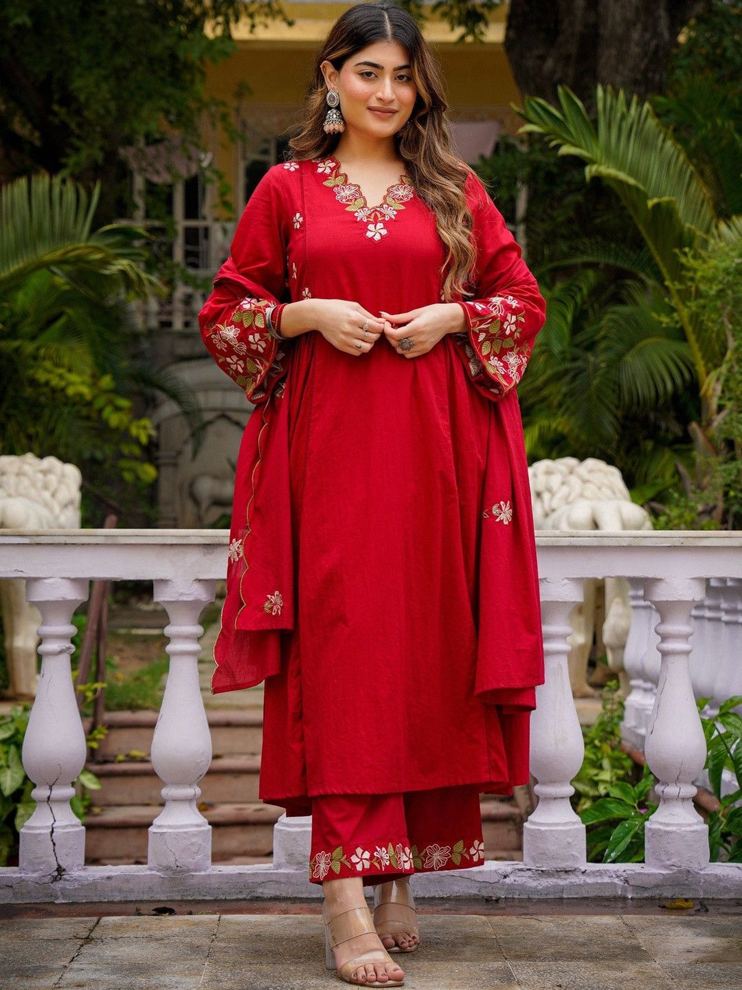REELOVE FACTORY Women Floral Embroidered Regular Thread Work Pure Silk Kurta with Trousers & With Dupatta