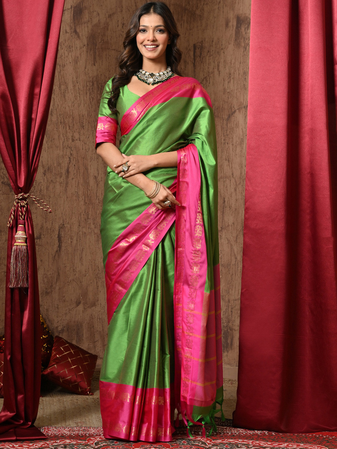 UMANTA Women Green Silk Cotton Gadwal Sarees