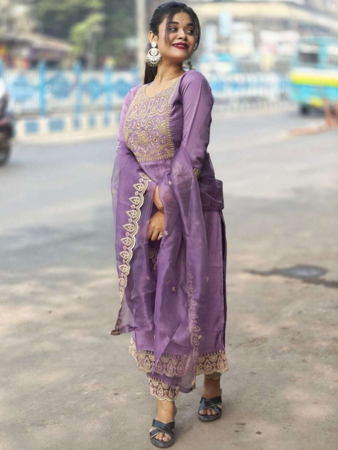 CLAVINET Women Ethnic Motifs Embroidered Regular Thread Work Kurta with Trousers & With Dupatta