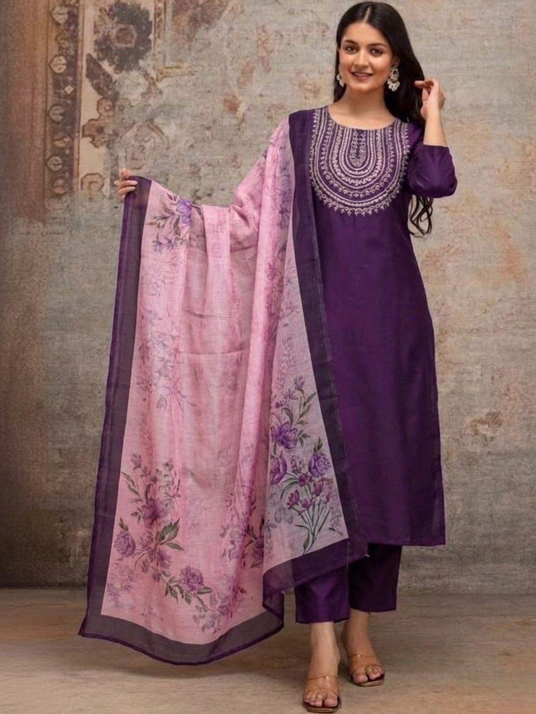 TIBAKKDI Women Floral Embroidered Regular Thread Work Kurta with Trousers & With Dupatta