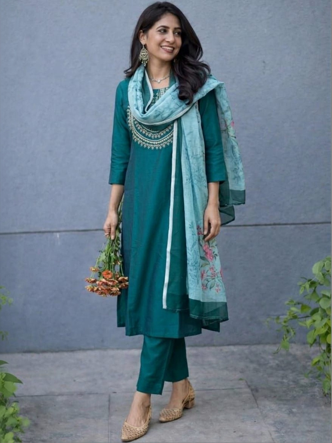 TIBAKKDI Women Floral Embroidered Regular Thread Work Kurta with Trousers & With Dupatta