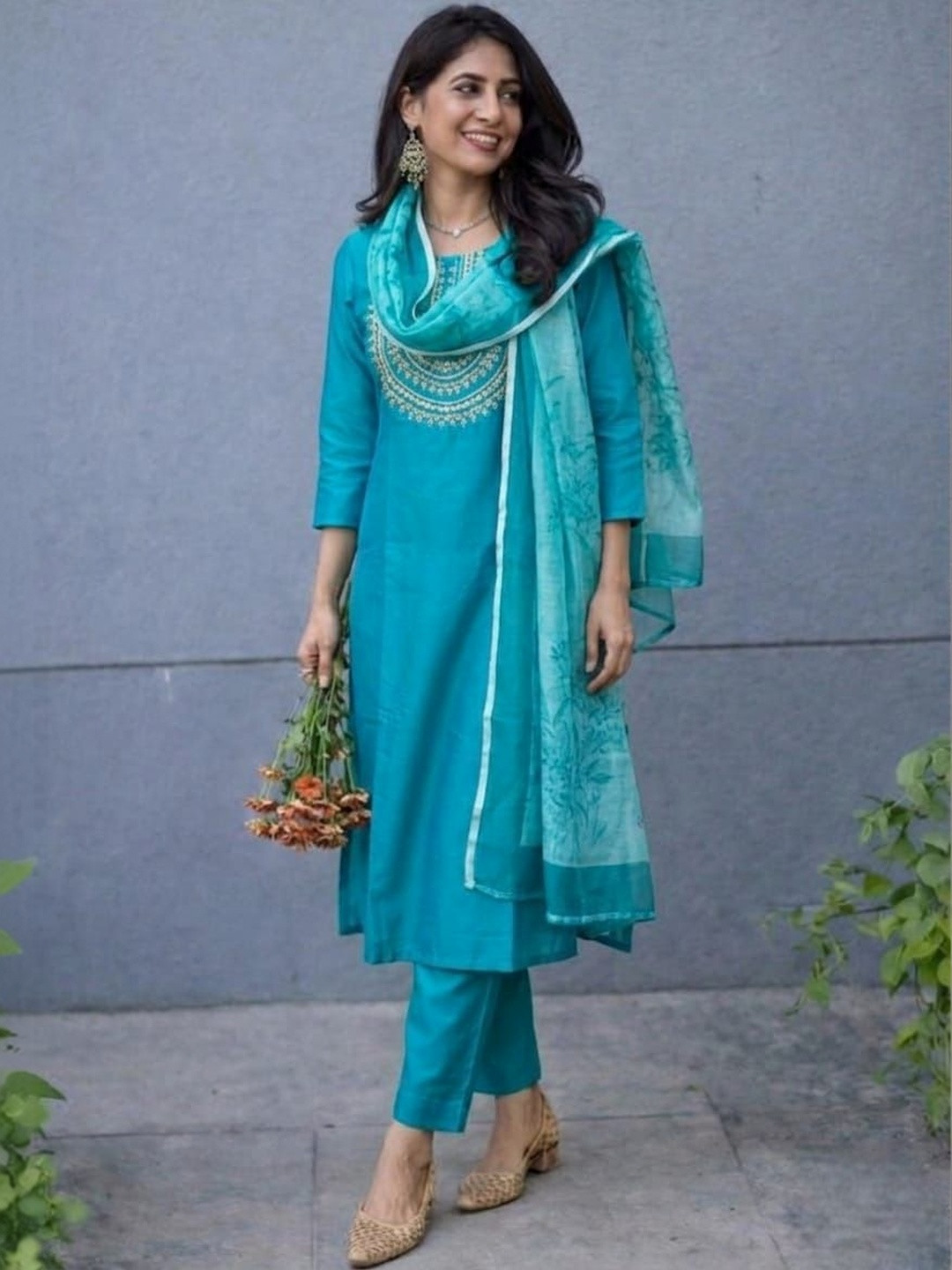 TIBAKKDI Women Ethnic Motifs Embroidered Regular Thread Work Kurta with Trousers & With Dupatta