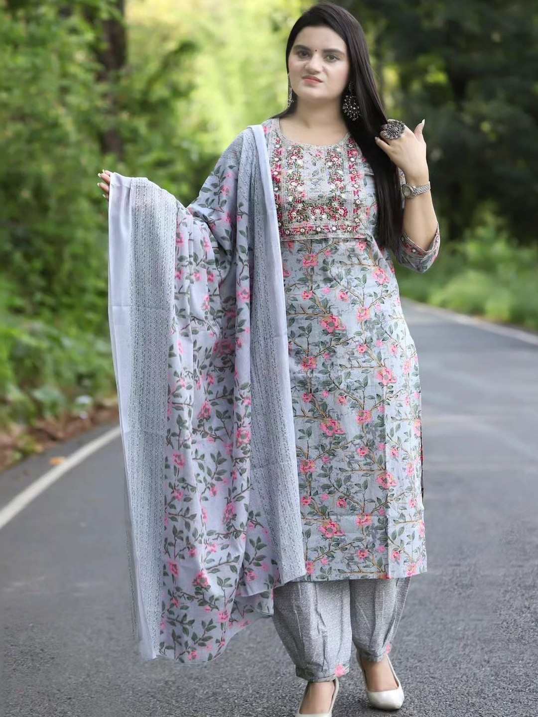 KULDEVYANI Women Floral Printed Regular Thread Work Kurta with Trousers & With Dupatta
