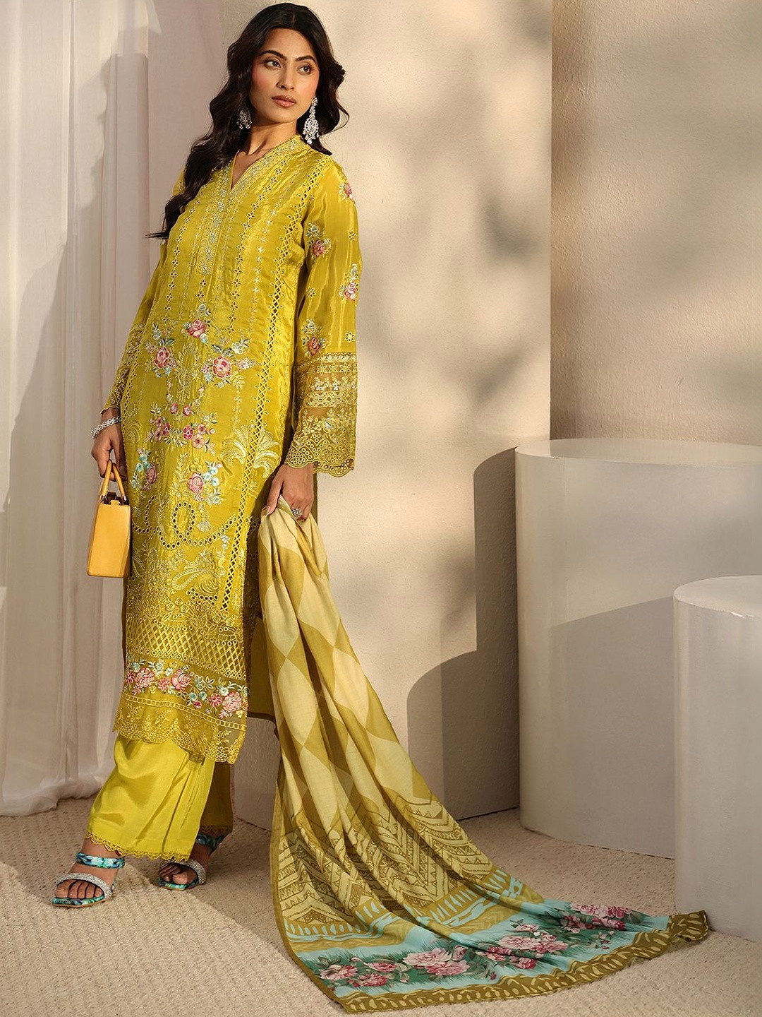 Libas Women Floral Embroidered Regular Thread Work Kurta with Trousers & With Dupatta